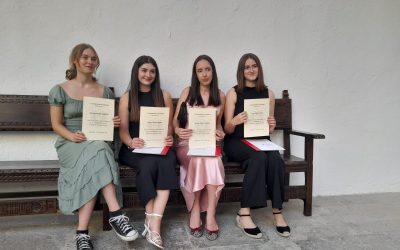 Cinco alumnas del IES Mariana Pineda destacan por sus resultados de PEVAU